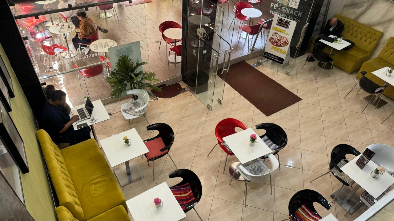 café